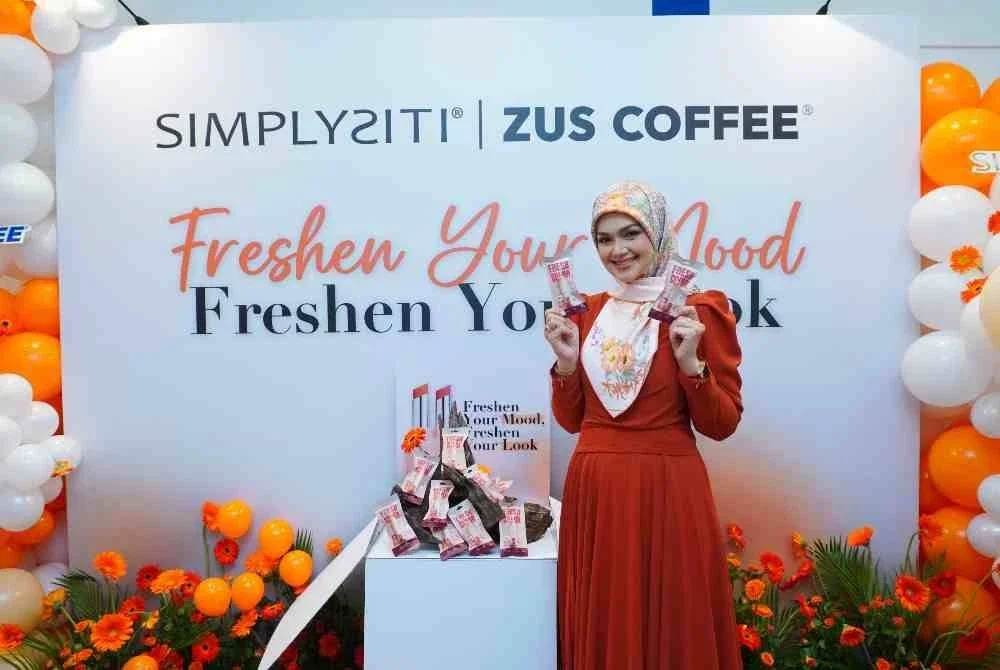 Siti Nurhaliza menunjukkan dua rona gincu baharu 'Milk Tea Brown' dan 'Latte Brown' daripada koleksi Fresh Color Lipstick SimplySiti.