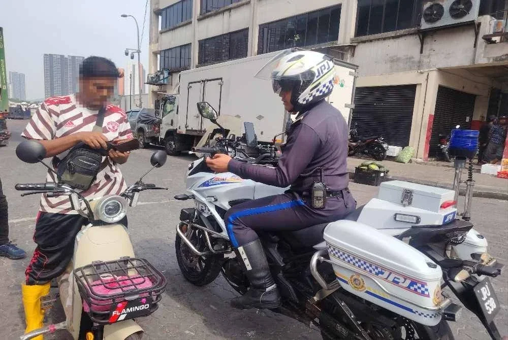 JPJ menahan warga asing yang menunggang motosikal elektrik di sekitar Selayang pada Rabu. 