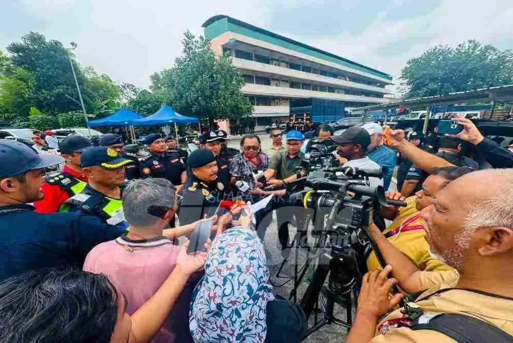 Ahmad Kamarunzaman ketika ditemui pemberita selepas Op Pewa di sekitar Selayang, pada Rabu.