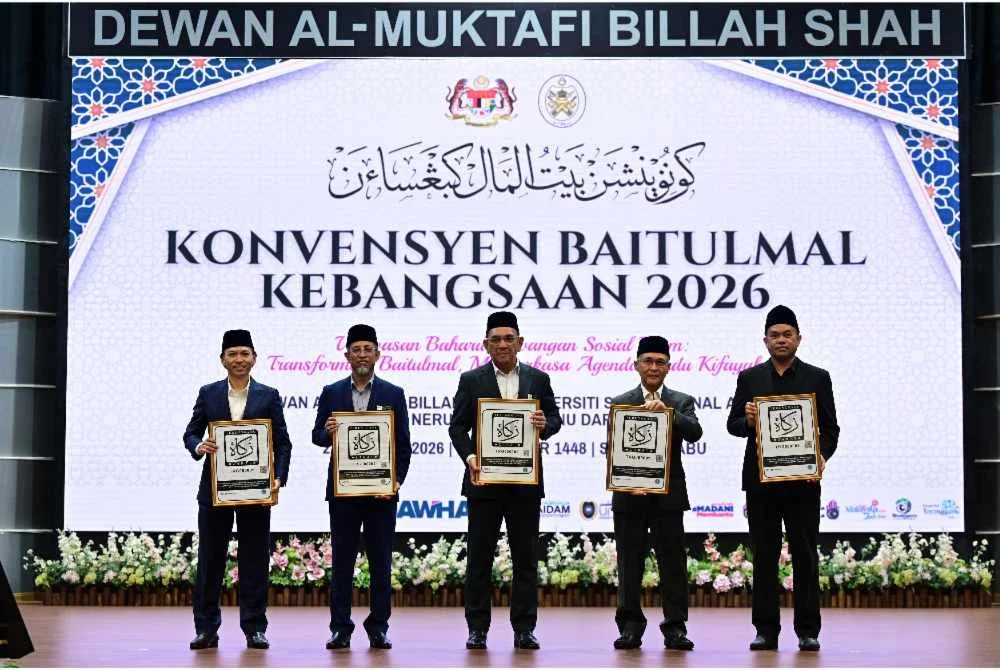 Ahmad Azrin (kiri) bersama Mohd Azmi (tengah) dan Zulkifli (dua dari kanan) menunjukkan logo baharu zakat perniagaan MAIDAM yang dilancarkan sempena Majlis Perasmian Penutup Konvensyen Baitulmal Kebangsaan 2026 yang berlangsung Dewan Al-Muktafi Billah Shah, UniSZA di Kuala Nerus pada Rabu.