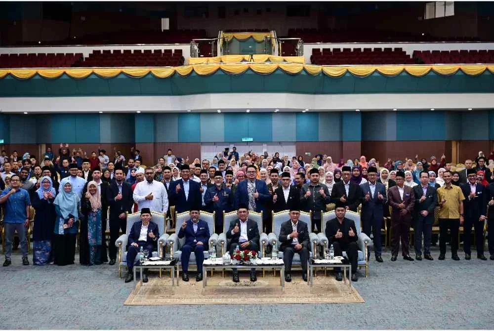 Seramai 500 peserta Konvensyen Baitulmal Kebangsaan 2026 merakam gambar kenanga bersama pengurusan tertinggi MAIDAM dan kerajaan Terengganu sempena majlis perasmian penutup program yang diadakan pada Rabu.