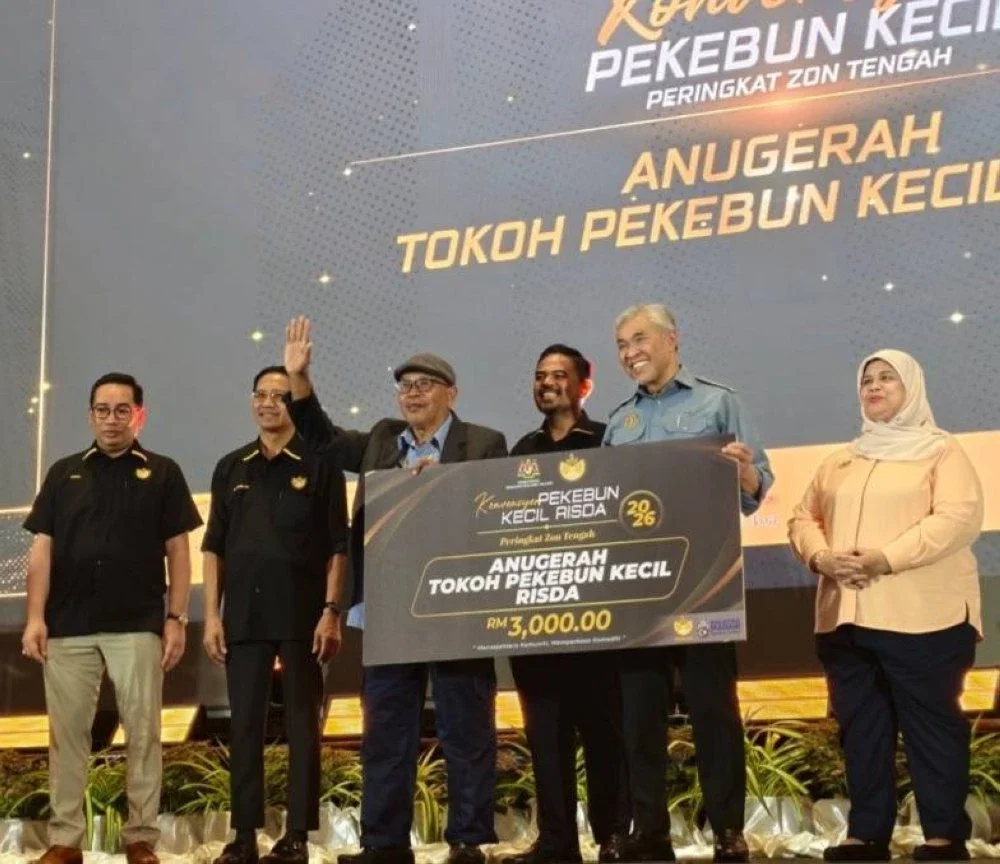 Ahmad Zahid menyampaikan Anugerah Tokoh Pekebun Kecil RISDA sempena Konvensyen Pekebun Kecil RISDA Peringkat Zon Tengah 2026, di sini pada Selasa.