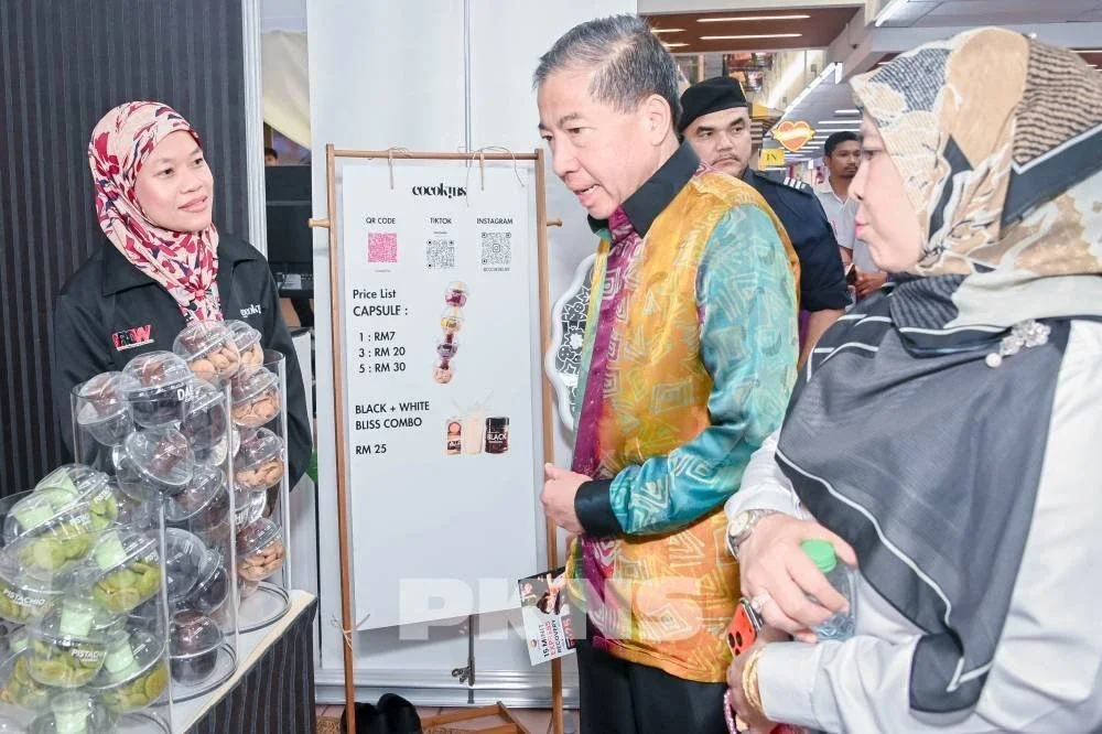 Md Kamarzan melawat gerai usahawan di Karnival Usahawan PKNS (KUP) 2026 di Kompleks PKNS Shah Alam, di sini.