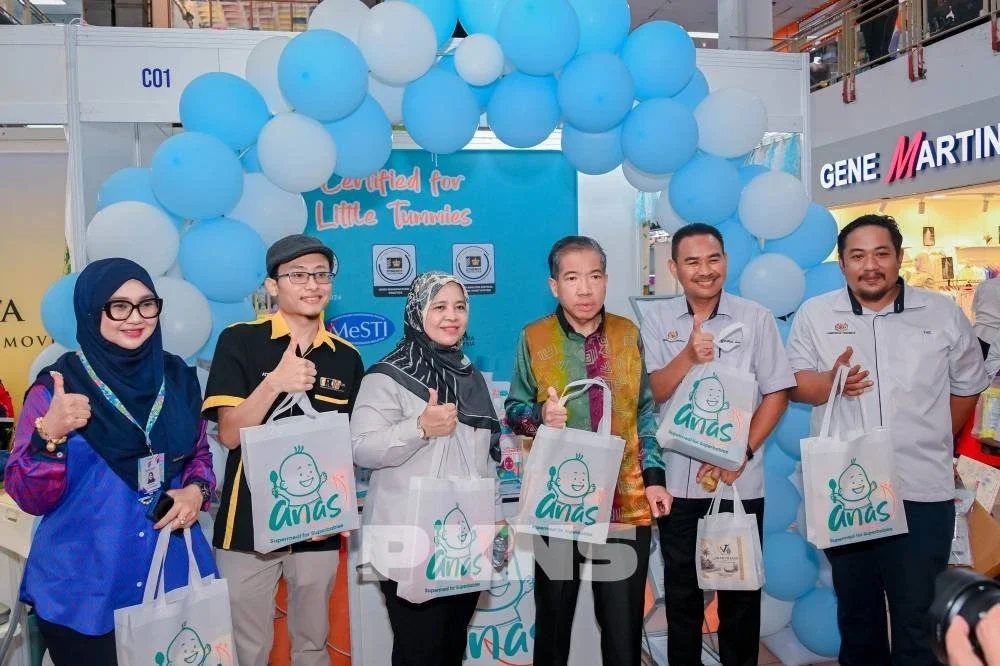 Md Kamarzan (tiga kanan) bergambar bersama produk Anas di Karnival Usahawan PKNS (KUP) 2026 di Kompleks PKNS Shah Alam, di sini.