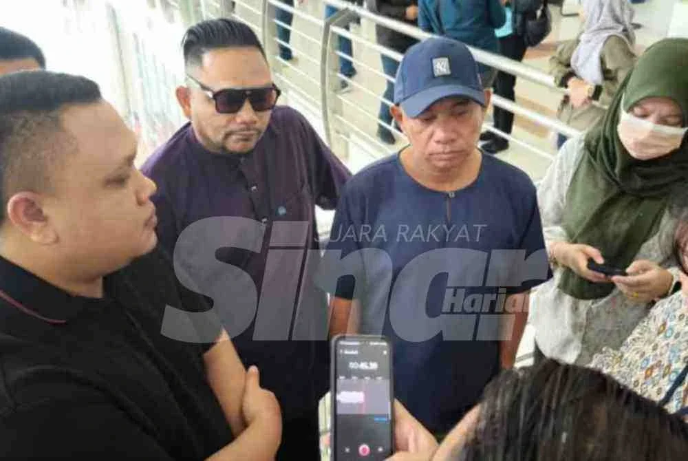 Gambar fail Mohd Azminizam (dua dari kanan) dan Ahmad Shamsuridan (kiri) yang dihina, dicederakan dan diugut kerana berpuasa pada 2021 oleh majikannya.