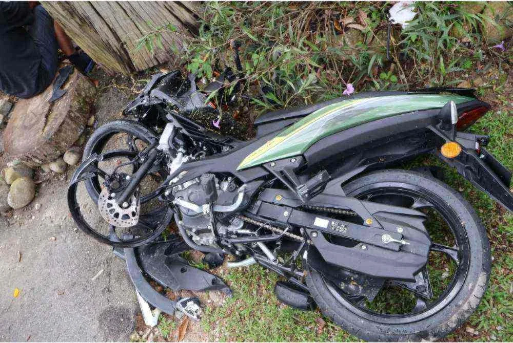 Keadaan motosikal ditunggang tiga beranak selepas dirempuh kereta dalam kejadian di Jalan Batu 17, Hulu Langat pada Rabu. Foto: IPD KAJANG