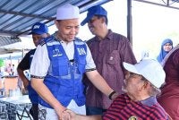 Muhammad Sufian (kiri) ketika walkabout sekitar pasar pagi di Pekan Ahad, Tanjung Ipoh.