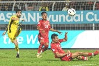 Endrick melepaskan rembatan sambil diasak dua pemain Laos pada perlawanan Kumpulan B Piala ASEAN 2026 di Stadium Bolasepak Kuala Lumpur pada Selasa malam. Foto Bernama