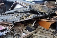 Sebahagian kawasan dalam kompleks Taman Shohinken mengalami kerosakan di Yatsushiro, Wilayah Kumamoto, sehari selepas kawasan itu dilanda gempa bumi. Foto AFP