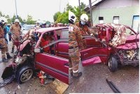 Mangsa maut di lokasi kejadian selepas tersepit di dalam kereta. Foto Bomba