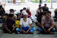 Pelarian Rohingya berada di Ibu Pejabat Polis Kontinjen (IPK) Kuala Lumpur pada Selasa selepas dipindahkan dari hadapan pejabat Suruhanjaya Tinggi Pertubuhan Bangsa-Bangsa Bersatu bagi Pelarian (UNHCR) di Jalan Bukit Petaling. Foto Bernama 