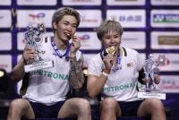Tang Jie (kiri) dan Ee Wei memegang trofi mereka sambil menggigit pingat emas mereka ketika mereka meraikan di atas podium selepas menewaskan pasangan China, Jiang Zhen Bang-Wei Ya Xin dalam perlawanan akhir beregu campuran di Kejohanan Badminton Dunia di Arena Adidas, Paris tahun lalu. Foto: Agensi