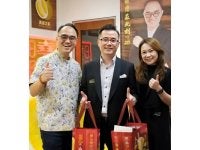 Pengasas Sunshine Kingdom, Eddie Wong (kiri) berkata, berkata, pengiktirafan tersebut menjadi satu penghormatan besar buat syarikat dan seluruh pasukan yang selama ini komited memartabatkan produk durian Malaysia di pasaran antarabangsa.