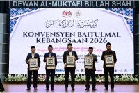 Ahmad Azrin (kiri) bersama Mohd Azmi (tengah) dan Zulkifli (dua dari kanan) menunjukkan logo baharu zakat perniagaan MAIDAM yang dilancarkan sempena Majlis Perasmian Penutup Konvensyen Baitulmal Kebangsaan 2026 yang berlangsung Dewan Al-Muktafi Billah Shah, UniSZA di Kuala Nerus pada Rabu.