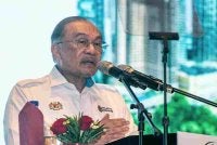 Anwar ketika menyampaikan ucaptama pada Persidangan Peralihan dan Integrasi Tenaga Kawasan Greater Bay (GBA)-ASEAN, pada Rabu. Foto Bernama 