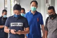 Chee Yang (dua dari kanan) dihukum penjara serta didenda RM22,000 oleh Mahkamah Majistret pada 28 Mac 2025.