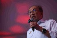 Anwar ketika berucap pada Majlis Minum Petang Bersama-Sama PMX di DUN Chennah di Simpang Durian, pada Rabu. Foto Bernama 