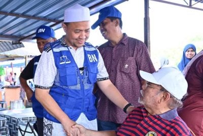 Muhammad Sufian (kiri) ketika walkabout sekitar pasar pagi di Pekan Ahad, Tanjung Ipoh.
