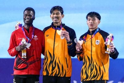 Abdul Latif (tengah) bersama pingat emas yang dimenanginya pada acara lompat jauh lelaki kategori T20 di temasya Sukan Komanwel Glasgow 2026 di Stadium Scotstoun. Pingat perak dimenangi atlet Kanada, Vucsics Noah (kiri) manakala pingat gangsa dimenangi atlet Malaysia, Gotuoh Eljoe (kanan). Foto Bernama