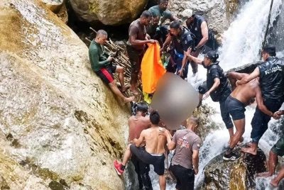 Proses evakuasi mayat Yanto di sungai oleh pasukan penyelamat dan penduduk tempatan.