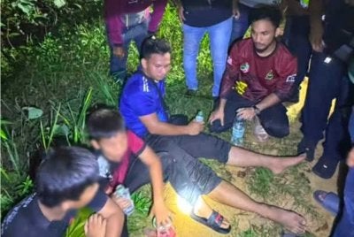 Seorang lelaki bersama dua kanak-kanak yang hilang ketika melakukan aktiviti di kawasan hutan berhampiran air terjun di Dungun ditemukan selamat. Foto Jabatan AMAL DUN PAKA