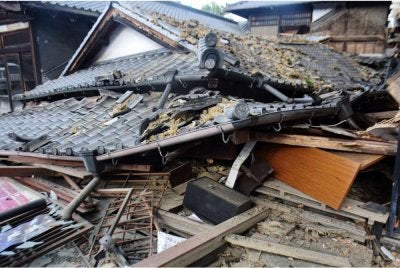 Sebahagian kawasan dalam kompleks Taman Shohinken mengalami kerosakan di Yatsushiro, Wilayah Kumamoto, sehari selepas kawasan itu dilanda gempa bumi. Foto AFP