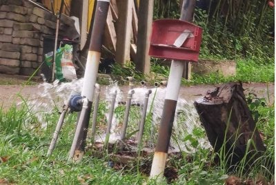 Tangkap layar video tular menunjukkan meter air yang hilang dan mencetuskan tanda tanya penduduk setempat.