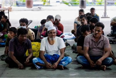 Pelarian Rohingya berada di Ibu Pejabat Polis Kontinjen (IPK) Kuala Lumpur pada Selasa selepas dipindahkan dari hadapan pejabat Suruhanjaya Tinggi Pertubuhan Bangsa-Bangsa Bersatu bagi Pelarian (UNHCR) di Jalan Bukit Petaling. Foto Bernama 