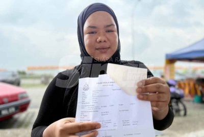 Juriana menunjukkan laporan polis dibuat susulan insiden menimpa suaminya. 