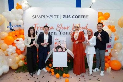 (Dari kiri) Pengurus Pemasaran Runcit ZUS Coffee, Michelle Ong, Pengurus Kanan Perkongsian Jenama ZUS Coffee, James Lee, Siti Nurhaliza, Ketua Pembangunan Produk Baharu SimplySiti, Izdihar Mohd Noor dan Ketua Pegawai Operasi (COO) SimplySiti, Kevin Foo pada majlis pelancaran kempen 'Freshen Your Mood, Freshen Your Look'