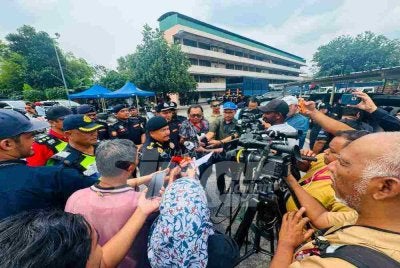 Ahmad Kamarunzaman ketika ditemui pemberita selepas Op Pewa di sekitar Selayang, pada Rabu.