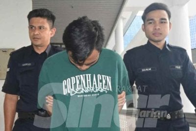 Tertuduh (tengah) mengaku bersalah di Mahkamah Majistret Ayer Keroh pada Rabu atas pertuduhan mencuri tujuh bungkus Nescafe di sebuah kedai serbaneka, tiga minggu lalu.
