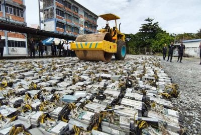 Adzli hadir pada majlis pelupusan mesin bitcoin di ruang parkir Bahagian Pencegahan Jenayah, Komuniti dan Keselamatan, Ibu Pejabat Polis Daerah (IPD) Kota Setar pada Rabu. 