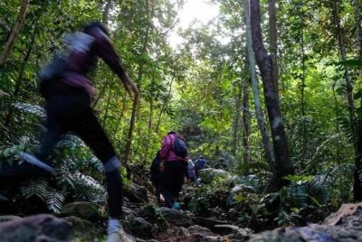 Operasi SAR digerakkan membabitkan lima anggota polis, lima anggota bomba serta dibantu tiga juruukur. Gambar hiasan