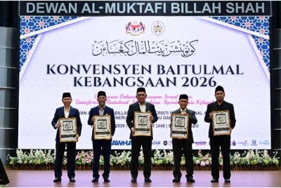 Ahmad Azrin (kiri) bersama Mohd Azmi (tengah) dan Zulkifli (dua dari kanan) menunjukkan logo baharu zakat perniagaan MAIDAM yang dilancarkan sempena Majlis Perasmian Penutup Konvensyen Baitulmal Kebangsaan 2026 yang berlangsung Dewan Al-Muktafi Billah Shah, UniSZA di Kuala Nerus pada Rabu.