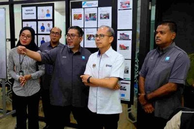 Fahmi (dua, dari kanan) mendengar taklimat daripada Editor Penyelaras Liputan Pilihan Raya Negeri (PRN) Negeri Sembilan, Mohd Hisham Abdul Rafar tentang operasi liputan berita Pertubuhan Berita Nasional Malaysia (BERNAMA) sepanjang PRN di Pejabat Bernama Biro Negeri Sembilan, pada Rabu. Turut hadir Ketua Pengarang Bernama, Arul Rajoo Durar Raj (kanan). Foto Bernama
