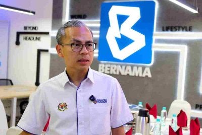 Fahmi melawat Pejabat Bernama Biro Negeri Sembilan, yang menjadi bilik operasi agensi itu bagi liputan PRN Negeri Sembilan ke-16, pada Rabu. Foto Bernama