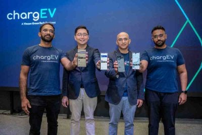 Kelvin (dua dari kiri) bersama Ketua Pembangunan Perniagaan chargEV, V Thinakaran (kiri); Ketua Digital Yinson GreenTech, S Sreedhar (dua dari kanan) dan Ketua Pengalaman Pelanggan dan Pembangunan Produk chargEV, Mohammad Shahab Abdul Basit Paracha (kanan) pada pelancaran aplikasi mudah alih baharu chargEV 2.0 di Kuala Lumpur.
