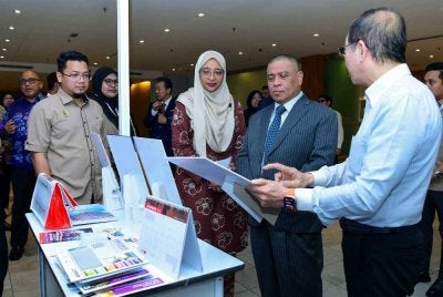 Zaiteena (tiga dari kanan) mengiringi Saarani (dua dari kanan) meninjau ruang pameran sempena Program Aspirasi Hartanah Bumiputera Negeri Perak 2026 di Pusat Konvensyen Casuarina, Meru pada Rabu.
