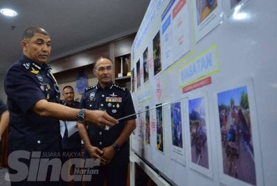 Muhammad Hasbullah menunjukkan paparan pelaksanaan Op Mabuk di seluruh negara. Foto: ASRIL ASWANDI SHUKOR