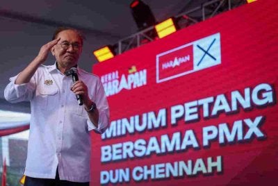 Anwar semasa menyampaikan ucapan pada Sesi Minum Petang Bersama PMX DUN Chennah di Simpang Durian, pada Rabu. Foto Bernama 