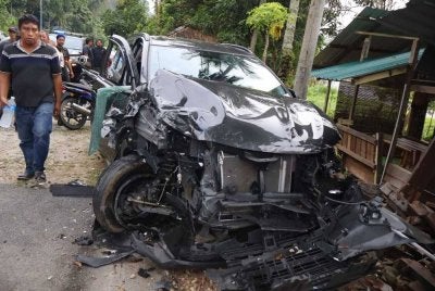 Sebuah kereta jenis Perodua Aruz dipercayai memasuki laluan motosikal ditunggang mangsa sebelum berlanggar dalam kejadian Jalan Batu 17, Hulu Langat pada Rabu. Foto: IPD KAJANG