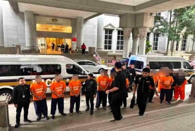 
Seramai 12 individu direman pada Rabu untuk siasatan melibatkan sindiket godam MyIMMs. Foto: SPRM