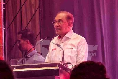 Anwar ketika berucap pada Majlis Makan Malam Bersama Masyarakat India, pada Rabu.