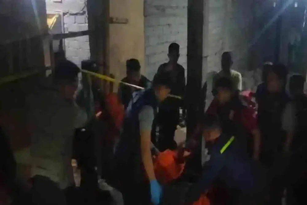 Anggota polis menjalankan siasatan di lokasi kejadian selepas seorang bapa dan anaknya maut, ditikam rakan sekerja dalam satu insiden berdarah. Foto tular media Indonesia.