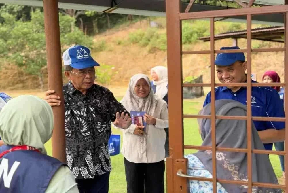 Jalaluddin (kiri) yang juga Pengerusi UMNO Negeri Sembilan turut turun padang ke DUN Seri Menanti bersama calon di kawasan tersebut.