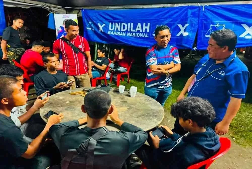 Mohd Razi turut menyantuni anak muda sekitar DUN Sungai Lui.