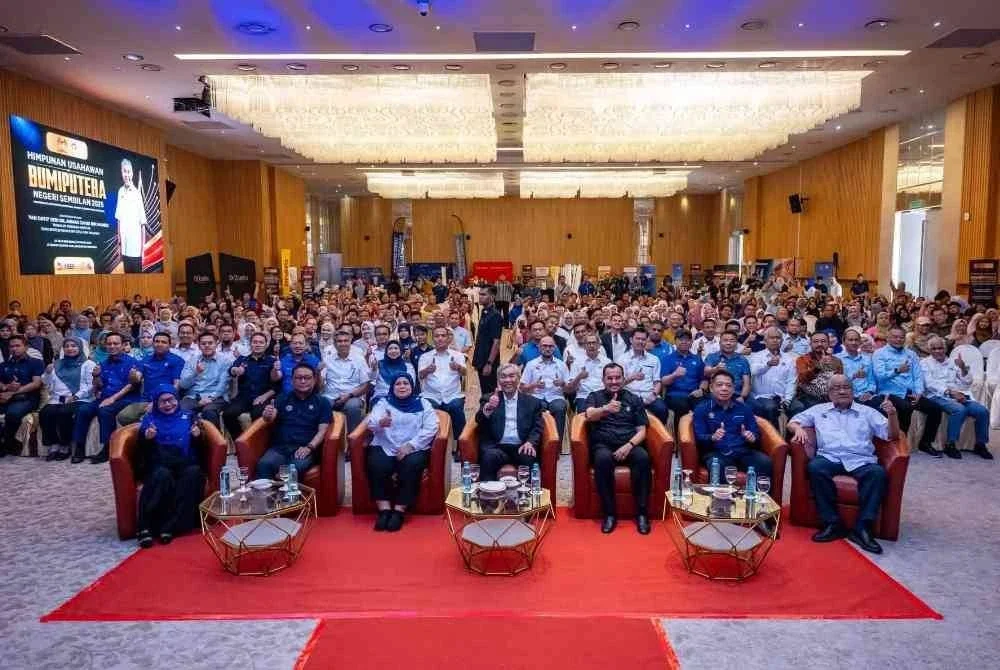 Ahmad Zahid (empat dari kanan) dan Asyraf Wajdi (tiga dari kanan) bersama usahawan pada program Himpunan Usahawan Bumiputera Negeri Sembilan