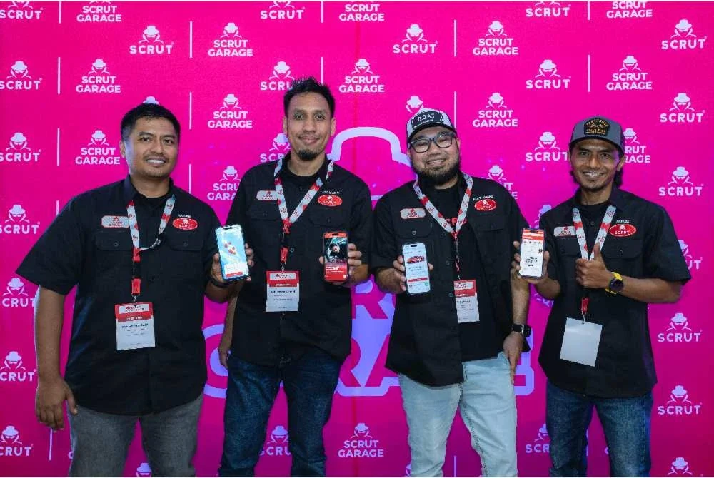 Pengasas bersama Scrut Garage dari kiri: Mus’ab Mustafha, Nik Muhammad Izwan, Aliff Ahmad dan Muadz Mustafha menunjukkan aplikasi Scrut Garage. Foto: Bernama