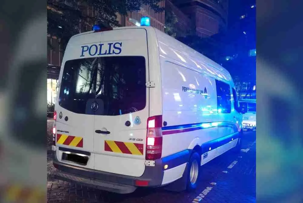 Unit Pemusnah Bom bersama Unit K9 Polis Diraja Malaysia (PDRM) menjalankan pemeriksaan menyeluruh di lokasi yang dikenal pasti. Foto tular 